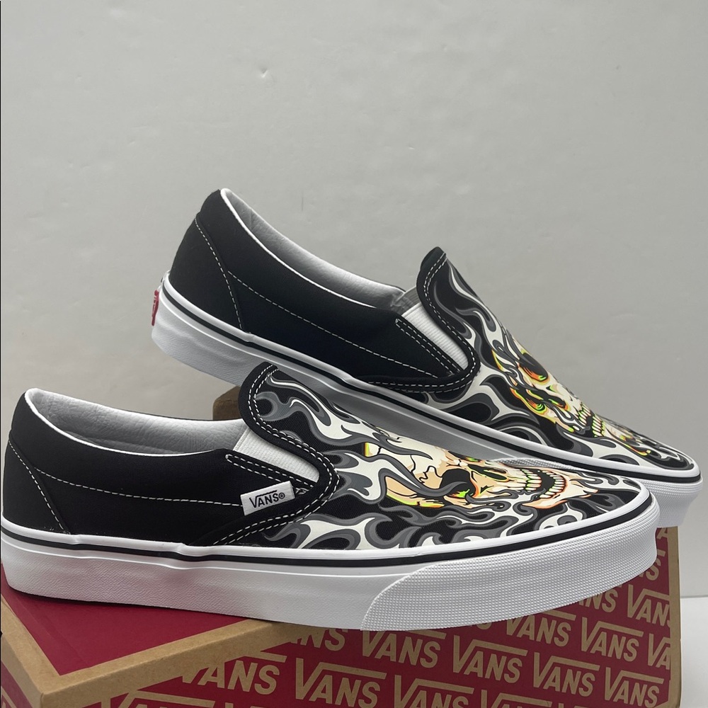 Vans WMNS Classic Slip-On
Flame Skull Black/True White
VN0009Q7BMX Sneakers - Picture 9 of 16